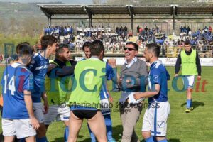 La squadra "accerchia" il direttore Magna (foto Angelo Gasparro)