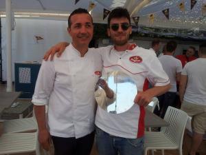Il pizzaiolo napoletano Gino Sorbillo premia l'agropolese Elio Santosuosso