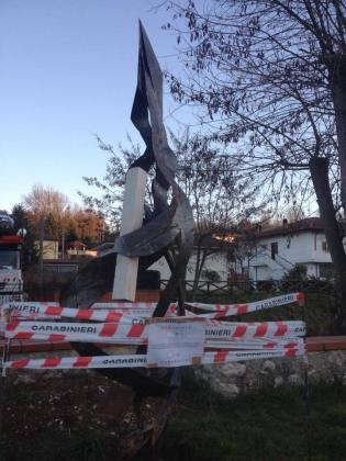 Il monumento dedicato a Massimo Casalnuovo posto sotto sequestro.