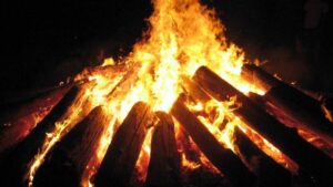 “M’illumino di meno”: nel Cilento luci spente, la piazza s’illumina con un falò