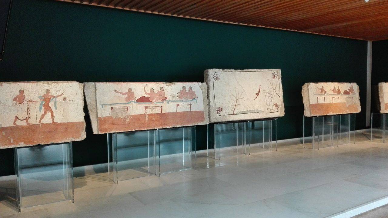 Risultati immagini per sala del Museo Archeologico con gli affreschi della Tomba del tuffatore