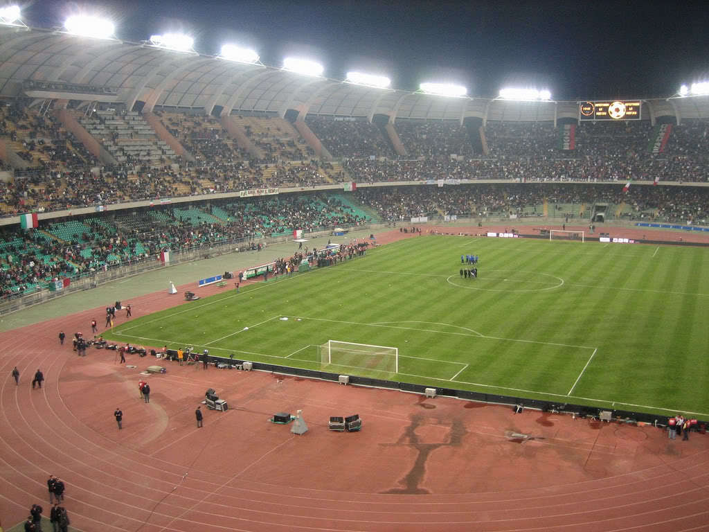 Большие стадионы европы. Stadion Europa стадион. Stadio San Nicola вместимость. Самый старый стадион. Стадионы ЧМ 2006.