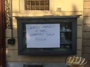 Uno dei cartelli apparsi nei negozi di Vallo della Lucania