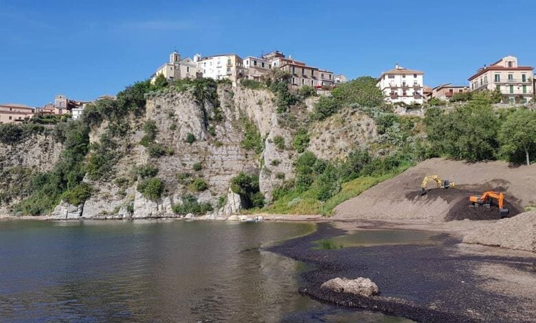 Posidonia spiaggiata ad Agropoli