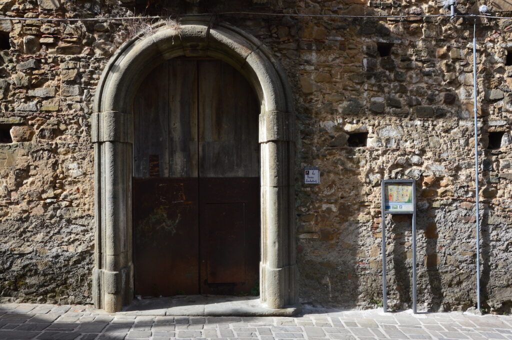 L'ingresso del palazzo baronale