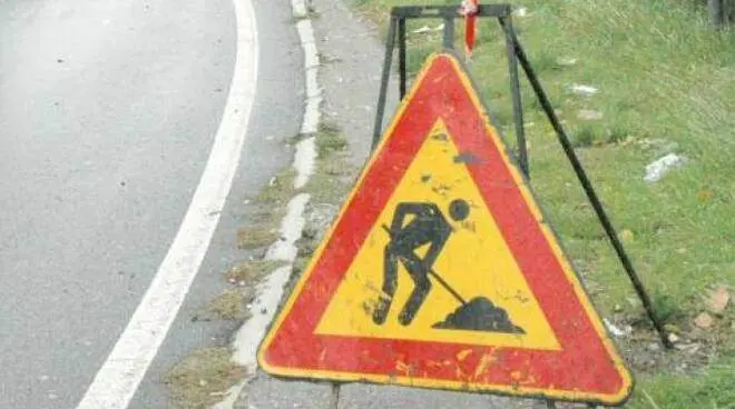 Cartello stradale lavori in corso