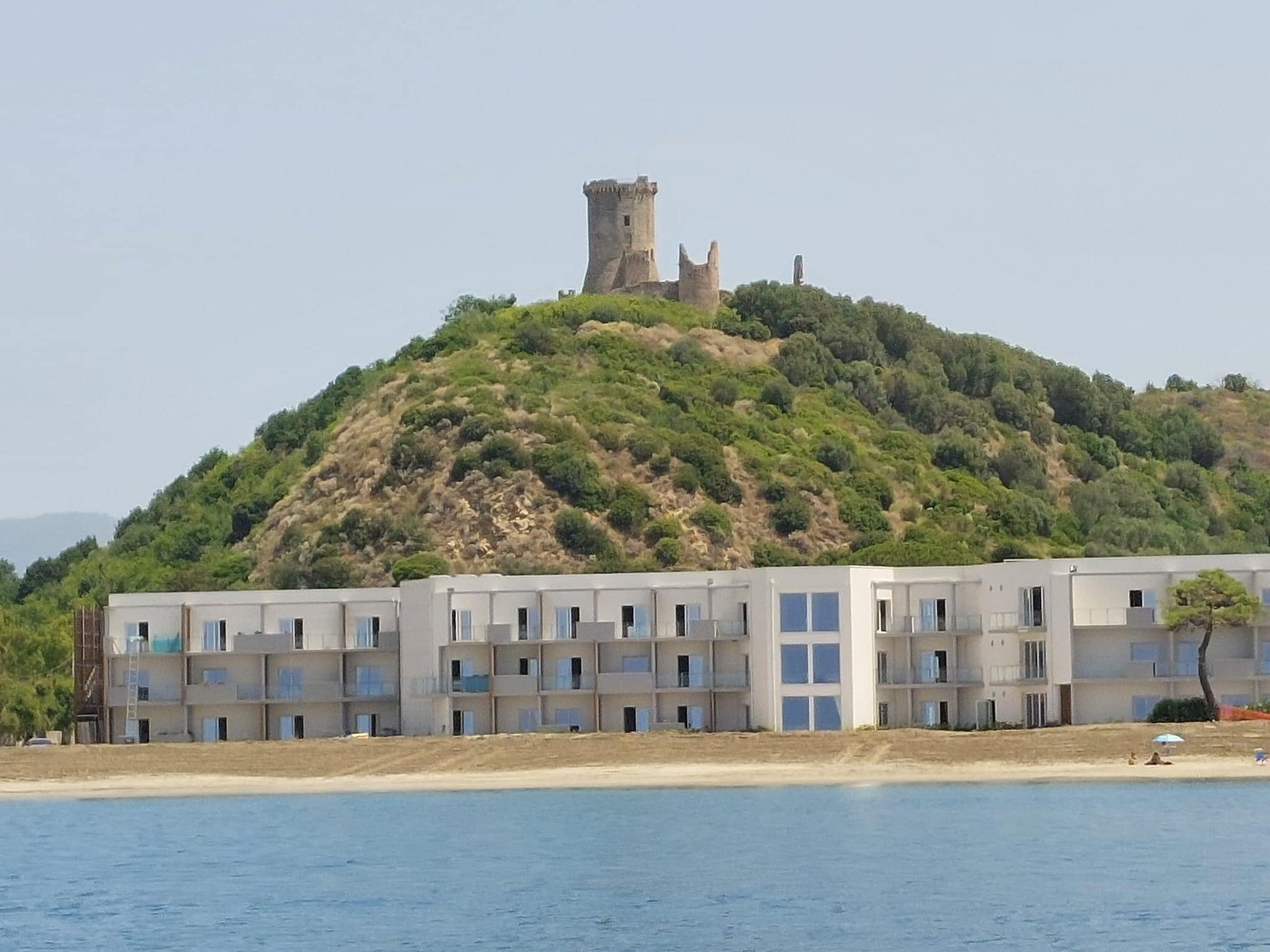 Ascea, resort di lusso sulla spiaggia. Il Papa risponde alla Fondazione Vassallo. 
