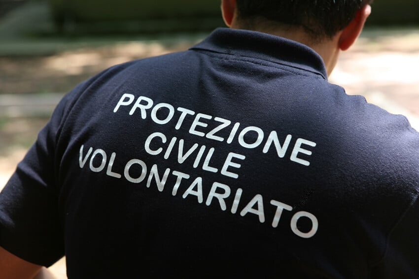 Uomo protezione civile volontariato
