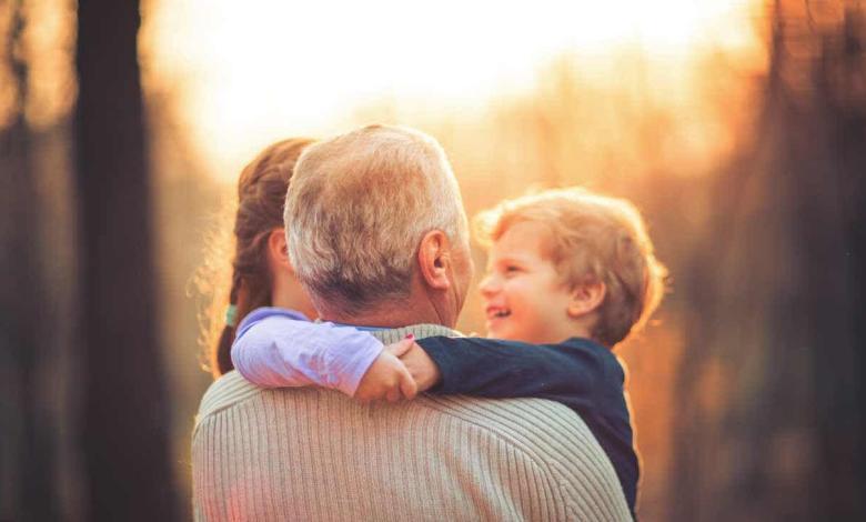 Bambini abbracciano il nonno