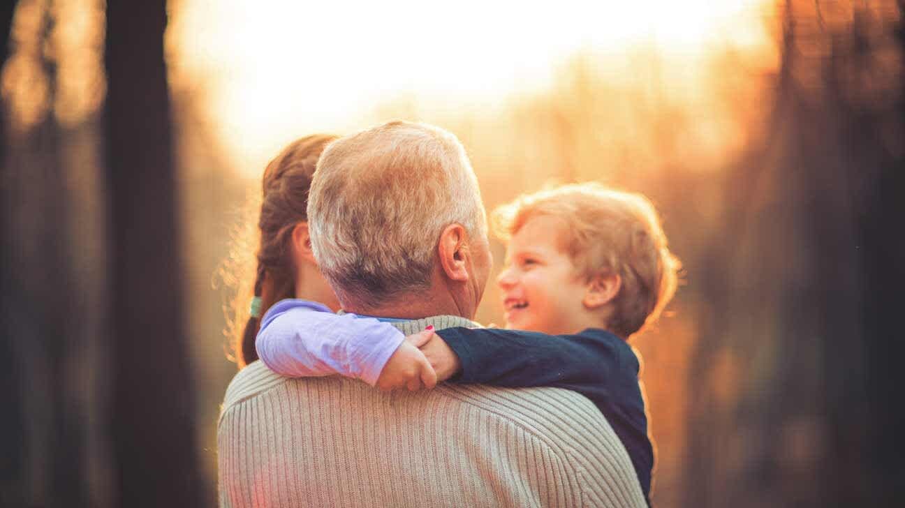 Bambini abbracciano il nonno