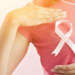 Donna nastro rosa prevenzione tumore seno