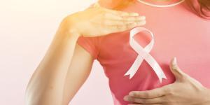 Donna nastro rosa prevenzione tumore seno