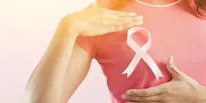 Donna nastro rosa prevenzione tumore seno