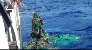 Rete da pesca rifiuti marini