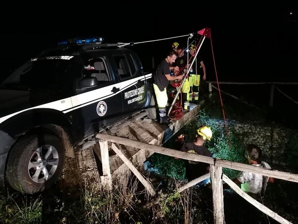 Cane in un canale, il salvataggio