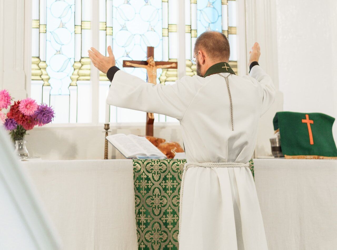 Un sacerdote