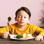 Bambino che mangia la verdura