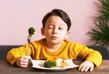 Bambino che mangia la verdura