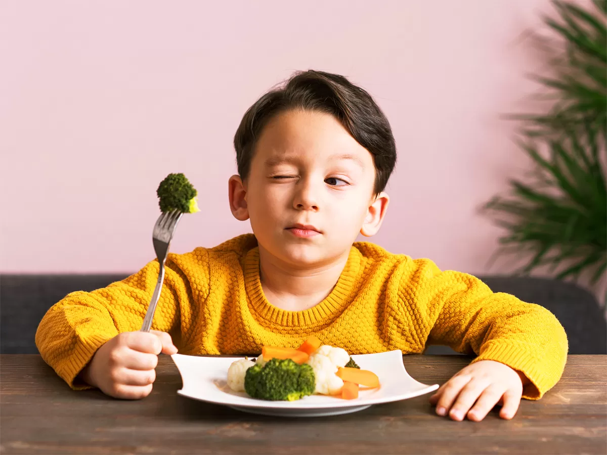 Bambino che mangia la verdura