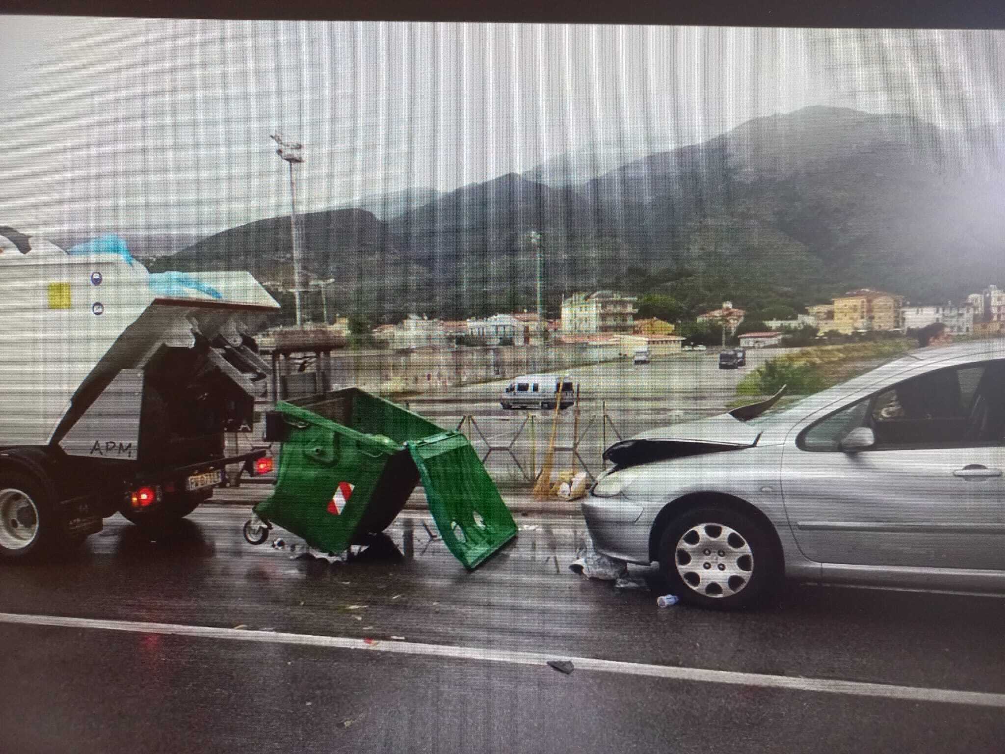 Incidente a Sapri: auto contro furgone dei rifiuti