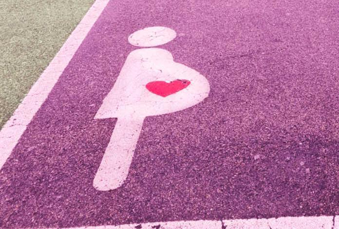 Parcheggio rosa per le donne in gravidanza