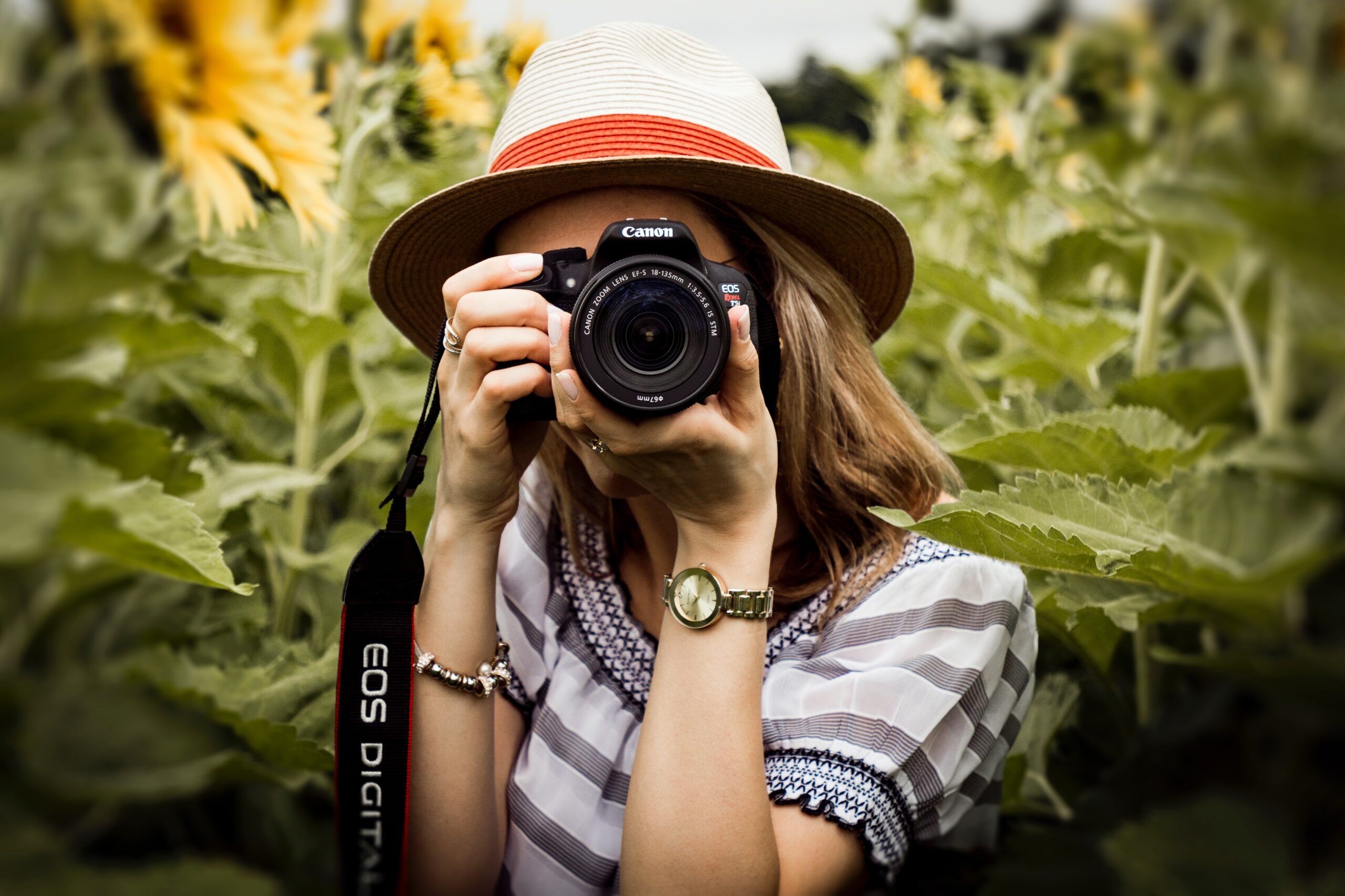 Donna con macchina fotografica