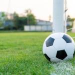 Pallone da calcio su campo