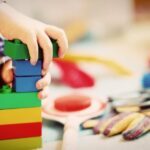 Bambino giochi scuola