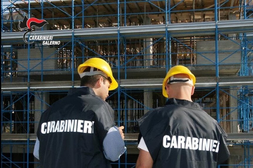 Carabinieri nel cantiere