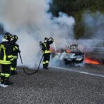 Auto in fiamme sulla A2