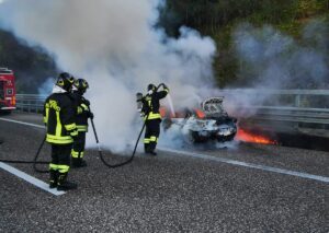 Auto in fiamme sulla A2