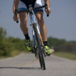 Ciclista in litoranea