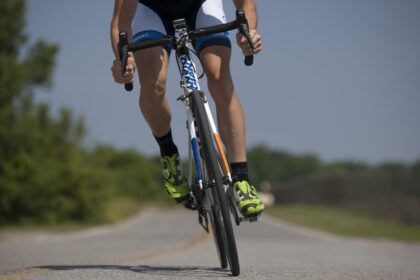 Ciclista in litoranea