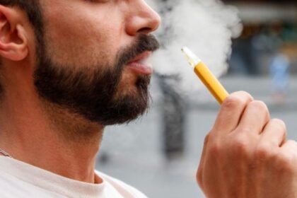 Uomo che fuma sigaretta elettronica