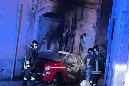 Auto fiamme Eboli