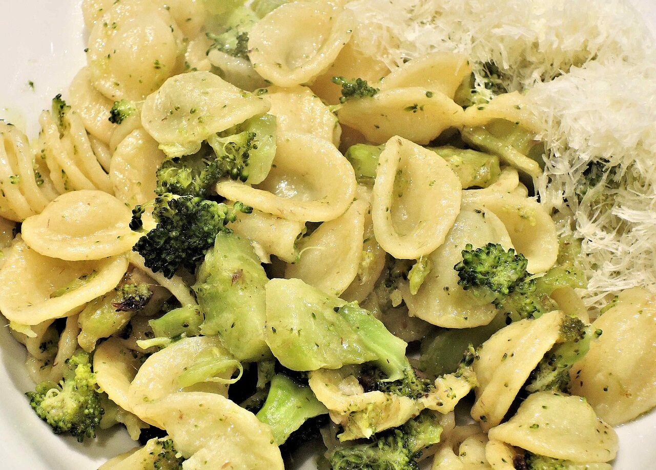 Pasta con i broccoli e il caprino