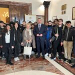 Franco Alfieri con studenti