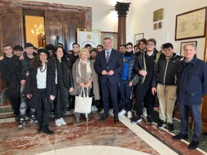 Franco Alfieri con studenti