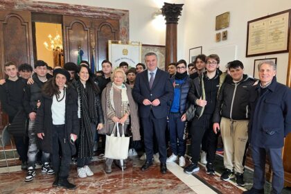 Franco Alfieri con studenti