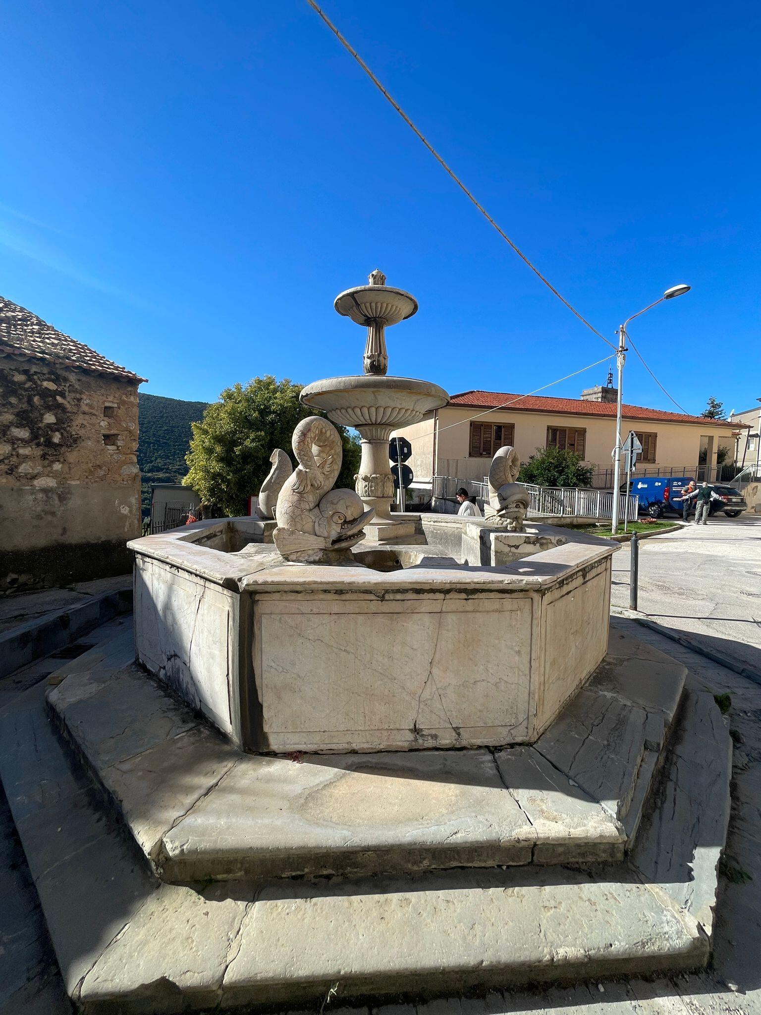 Fontana Delfini