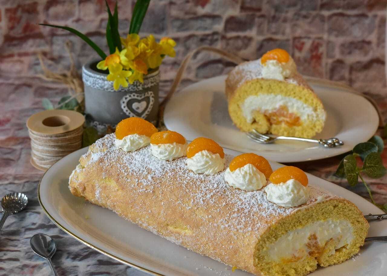 Receta: Delicioso rollito de bizcocho con nata y mandarinas