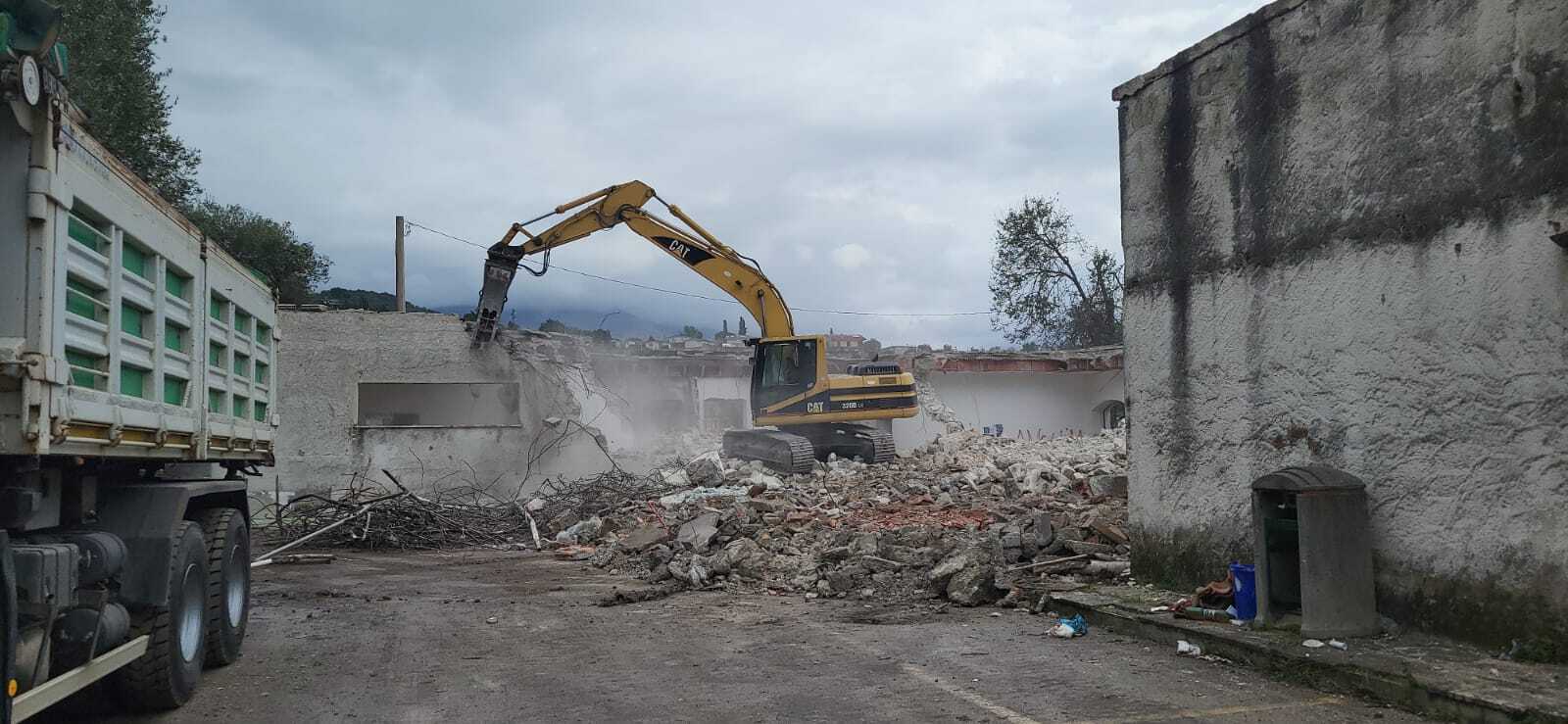 Abbattimento scuola Villammare