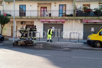 Motorino incendiato