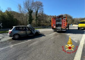 Auto in fiamme Roccagloriosa