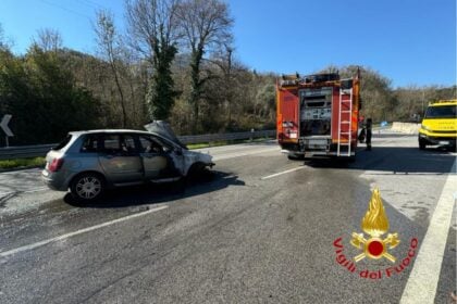 Auto in fiamme Roccagloriosa