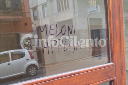 "Meloni appesa"