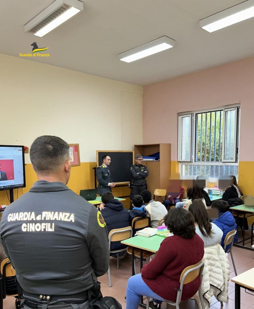 La Guardia di Finanza all'Istituto Comprensivo San Tommaso D'Aquino di Salerno