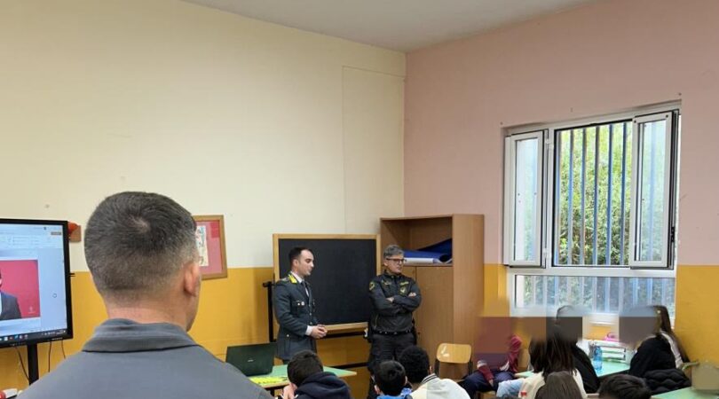La Guardia di Finanza all'Istituto Comprensivo San Tommaso D'Aquino di Salerno