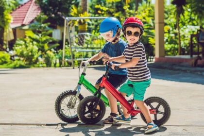 Bambini in bicicletta