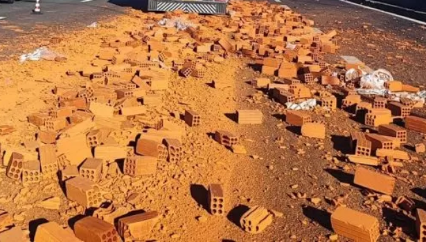 Mattoni in autostrada